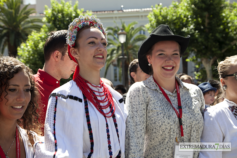 El folklore llega al céntrico paseo de San Francisco