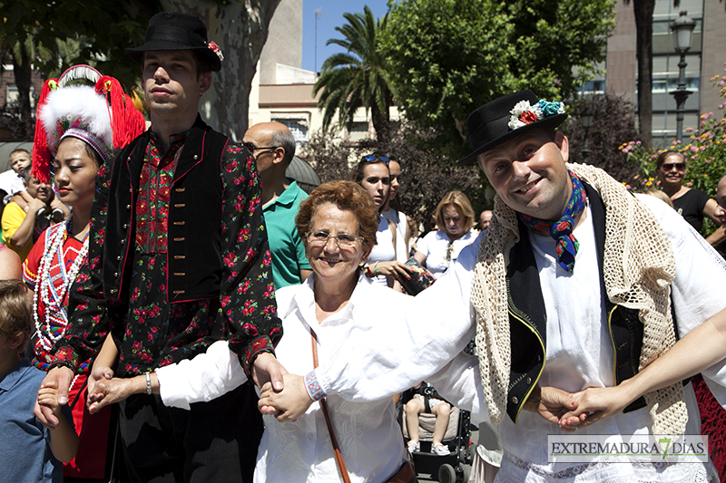 El folklore llega al céntrico paseo de San Francisco