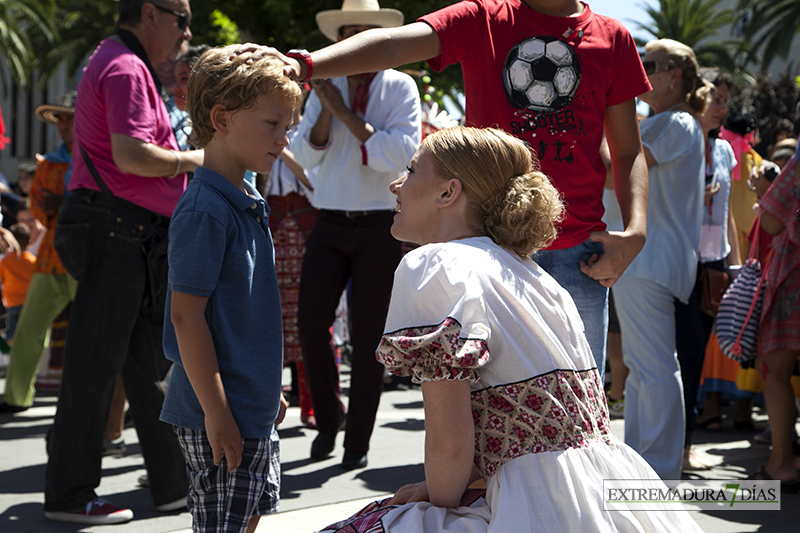 El folklore llega al céntrico paseo de San Francisco