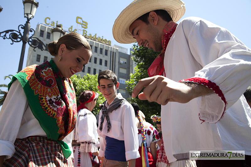 El folklore llega al céntrico paseo de San Francisco