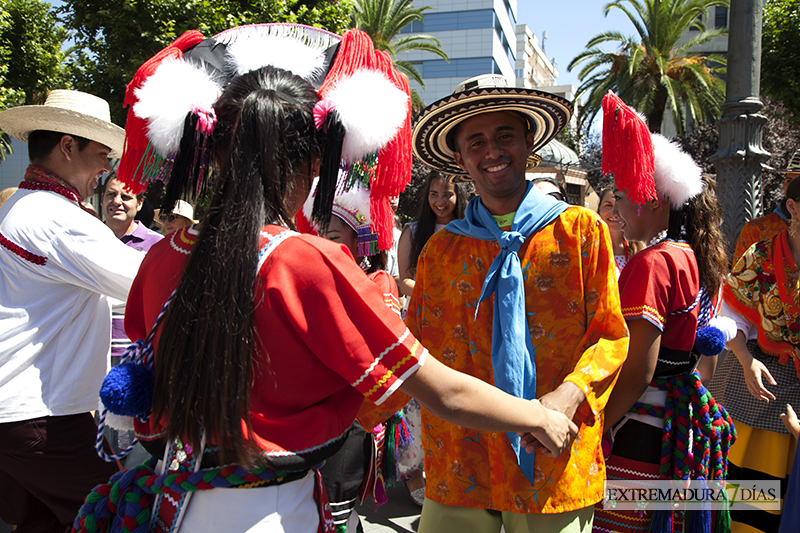 El folklore llega al céntrico paseo de San Francisco