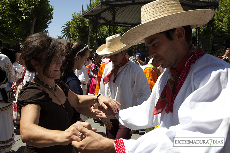 El folklore llega al céntrico paseo de San Francisco