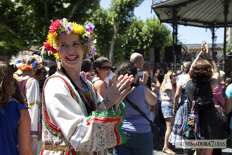 El folklore llega al céntrico paseo de San Francisco