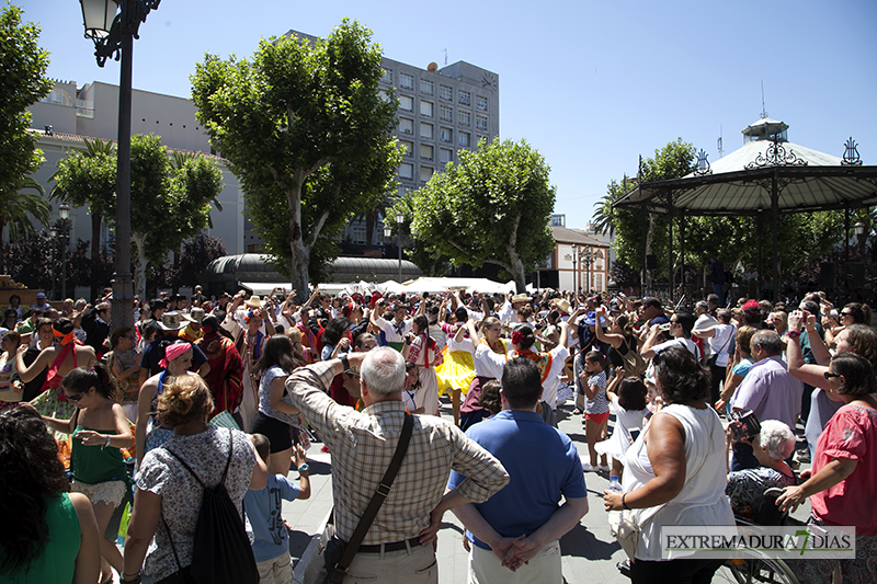 El folklore llega al céntrico paseo de San Francisco