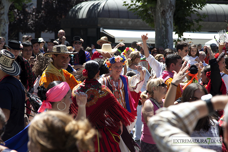 El folklore llega al céntrico paseo de San Francisco