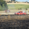 Un incendio de grandes dimensiones amenaza a varias viviendas en la carretera de Olivenza