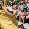 El folklore internacional inunda la Plaza de España pacense