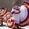 El folklore internacional inunda la Plaza de España pacense