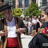 El folklore internacional inunda la Plaza de España pacense