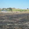 Un incendio de grandes dimensiones amenaza a varias viviendas en la carretera de Olivenza