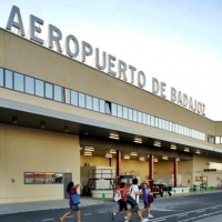 El director general de Turismo recoge propuestas para el futuro del Aeropuerto de Badajoz