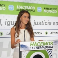 El PP critica a Vara que vuelva al modelo de &quot;más corbatas y menos batas&quot;