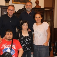 Un intérprete de lengua de signos trabajará en los plenos del ayuntamiento de Mérida