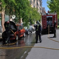 Se incendia un vehículo en la avenida Condes de Barcelona