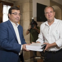 Monago entrega a Vara el informe de Transición entre Gobiernos