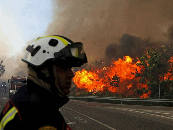 El humo de un incendio procedente de Portugal alcanza a Extremadura