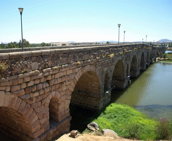 Se precipita desde el Puente Romano al no cobrar la Renta Básica