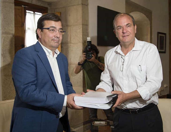Monago entrega a Vara el informe de Transición entre Gobiernos