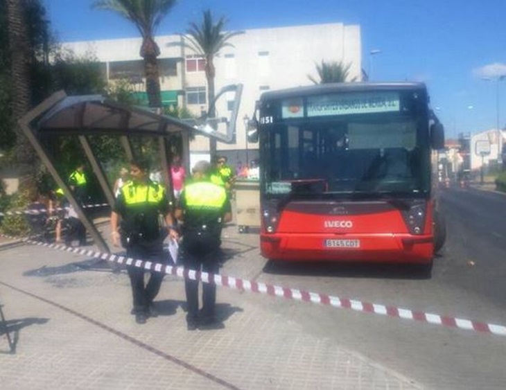 Un autobús urbano choca contra una marquesina en Mérida