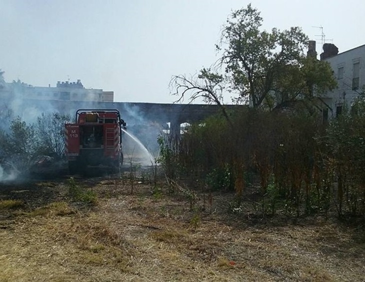 Un incendio pone en riesgo viviendas de la barriada Santa Catalina