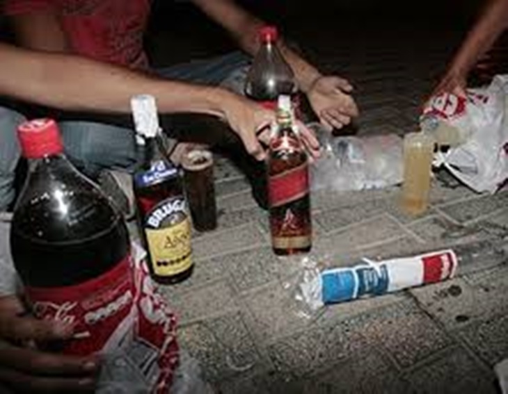 El horario del botellón en la plaza del Conservatorio será de cuatro de la tarde a doce de la noche