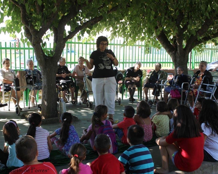 Cruz Roja hace convivir a niños y ancianos extremeños en Miajadas