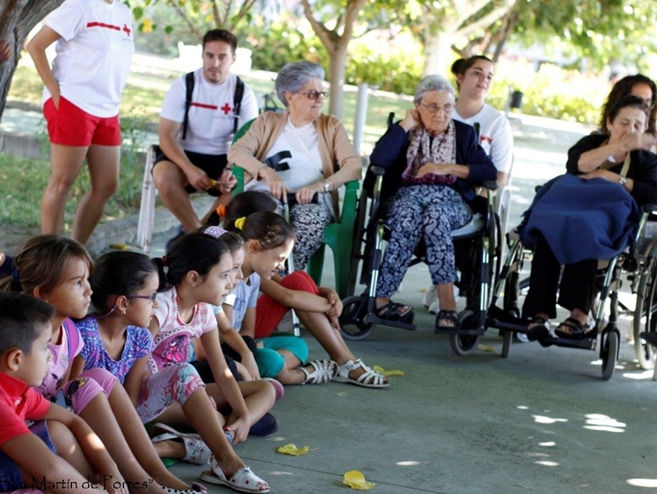 Cruz Roja hace convivir a niños y ancianos extremeños en Miajadas