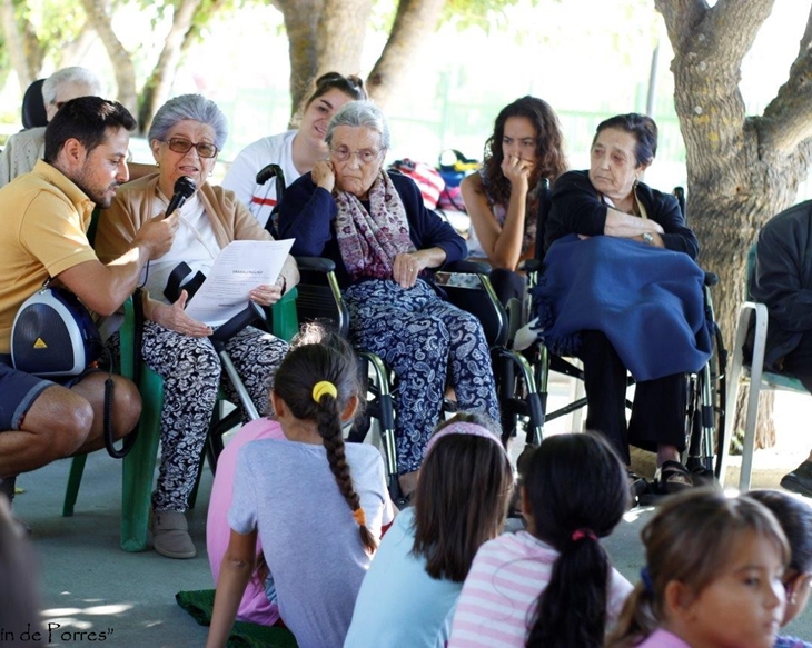 Cruz Roja hace convivir a niños y ancianos extremeños en Miajadas
