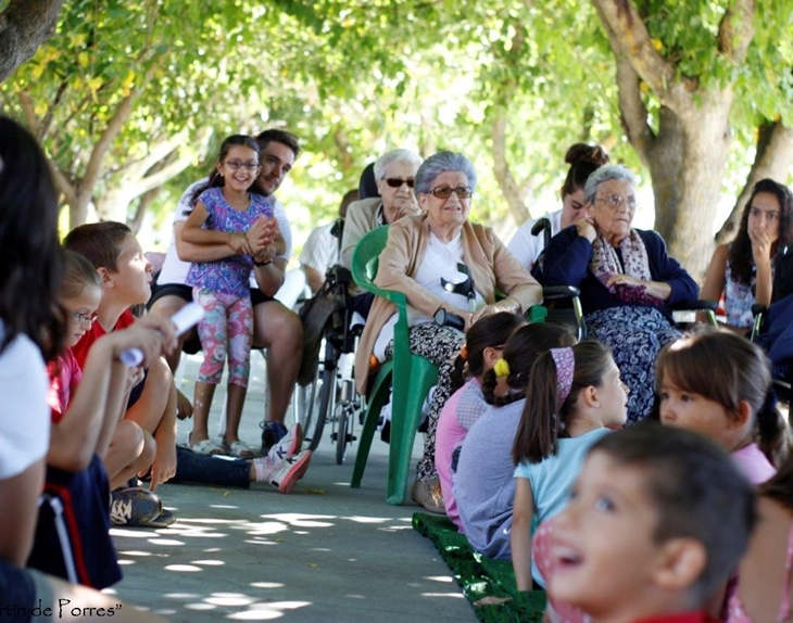 Cruz Roja hace convivir a niños y ancianos extremeños en Miajadas