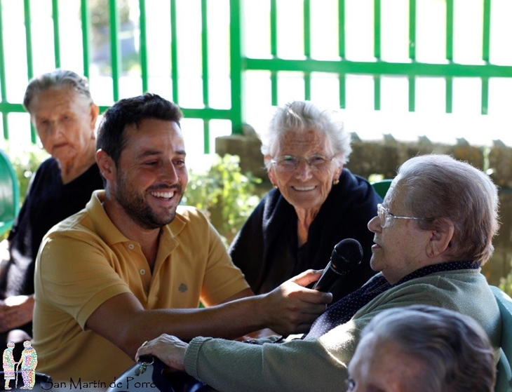 Cruz Roja hace convivir a niños y ancianos extremeños en Miajadas