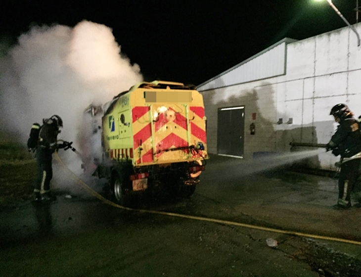 Arde un camión cerca de una nave de productos peligrosos