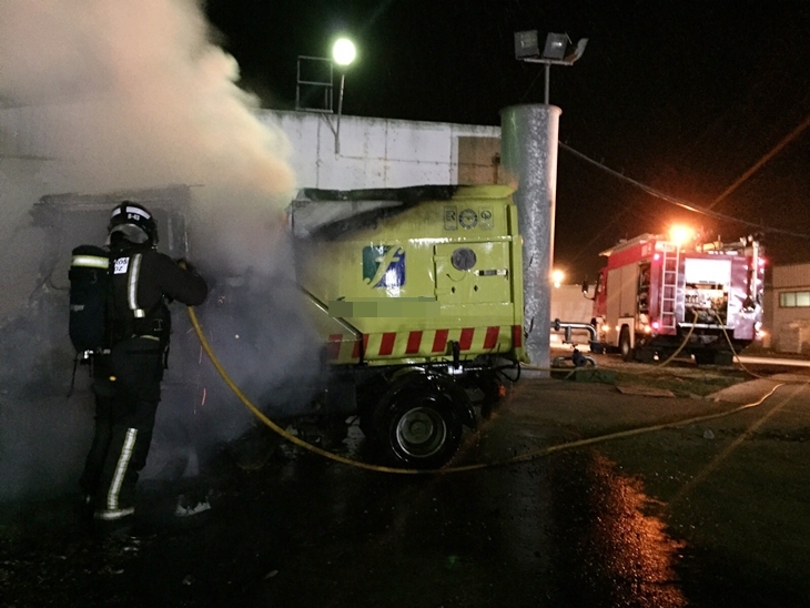 Arde un camión cerca de una nave de productos peligrosos