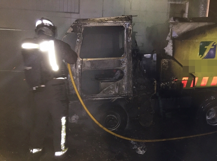 Arde un camión cerca de una nave de productos peligrosos