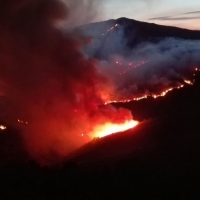 El incendio de Gata obliga a evacuar la localidad de Hoyos