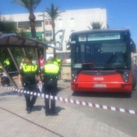 Un autobús urbano choca contra una marquesina en Mérida