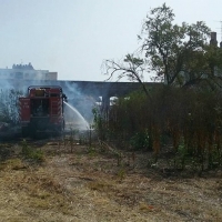 Un incendio pone en riesgo viviendas de la barriada Santa Catalina