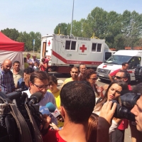Vara atiende a los medios en su visita a los vecinos desalojados por el incendio en Sierra de Gata
