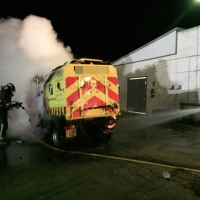 Arde un camión cerca de una nave de productos peligrosos