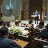 Vara asegura que se han reducido más de 500.000 euros &quot;en corbatas&quot;