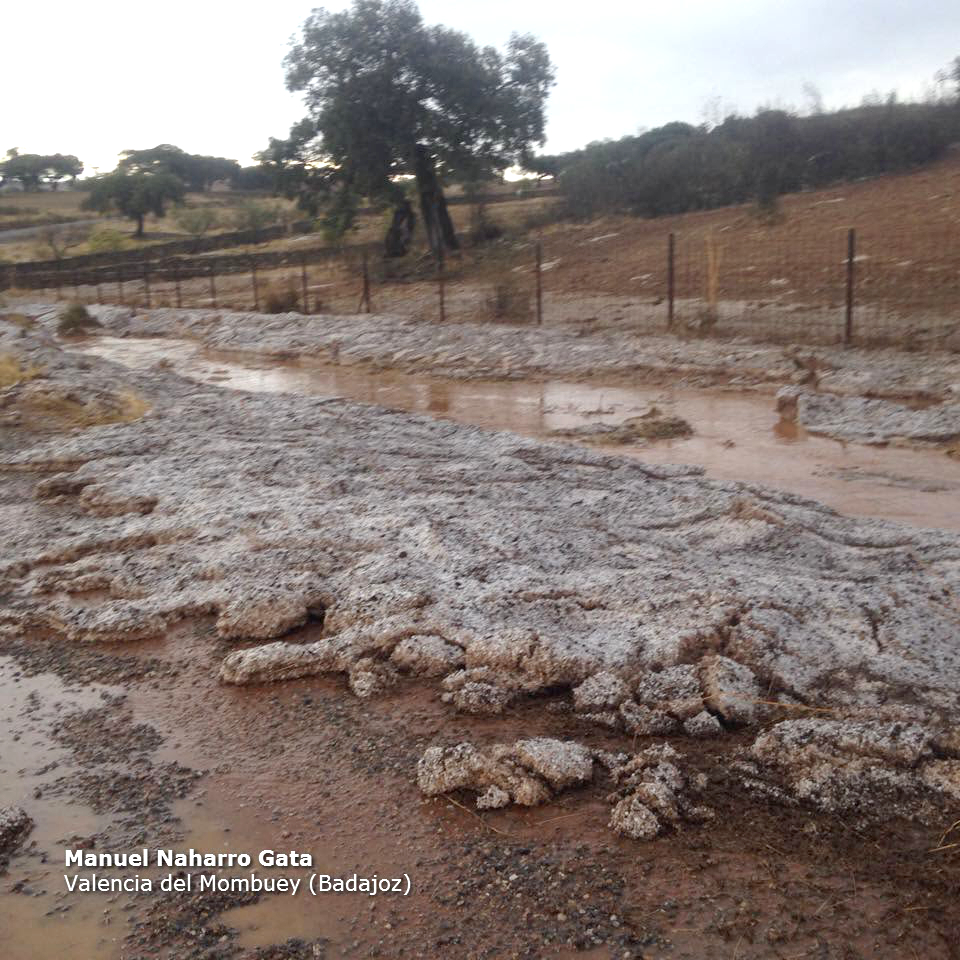 Una importante tormenta deja unos 45 litros/m2 de lluvia y granizo en Valencia del Mombuey (Badajoz)