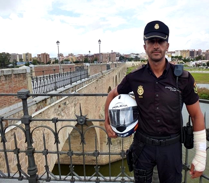 Distintivo rojo para el policía que salvó la vida de un hombre en el río Guadiana