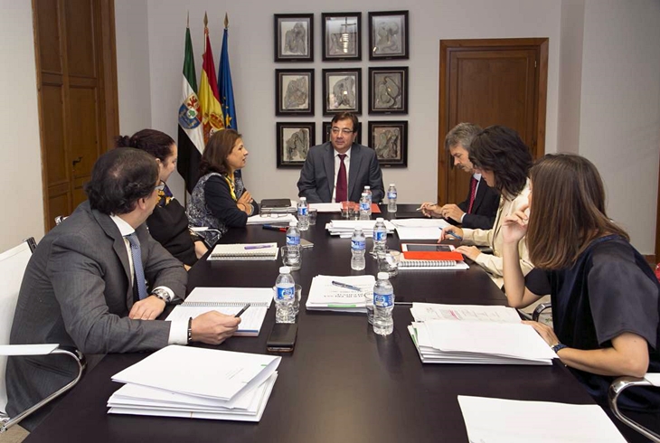 Vara anuncia un decreto ley que garantizará el agua y la luz a los más necesitados