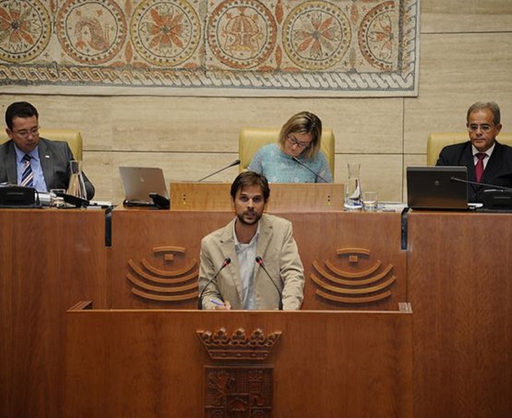 Podemos y PSOE exigen vías legales de entrada de refugiados sirios en la UE