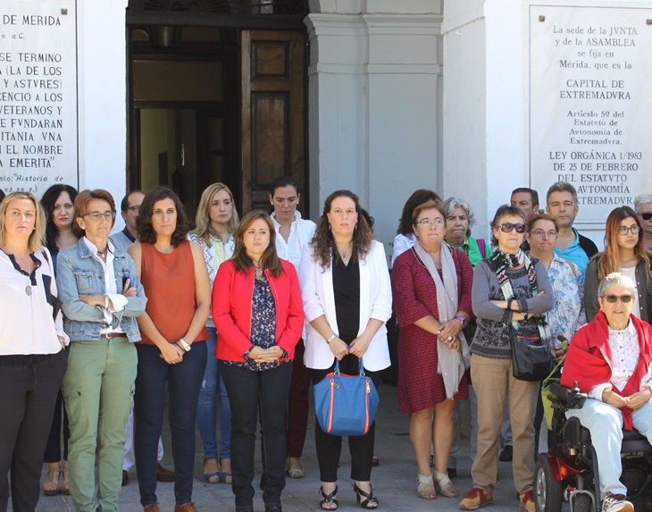 Nuevo minuto de silencio en las puertas del Ayuntamiento emeritense