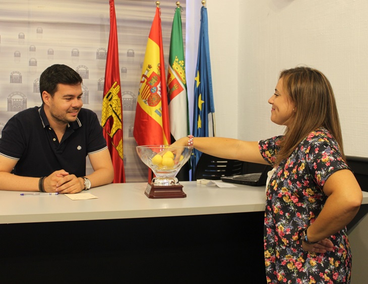 El ayuntamiento sortea el orden de preinscripción para los cursos de natación
