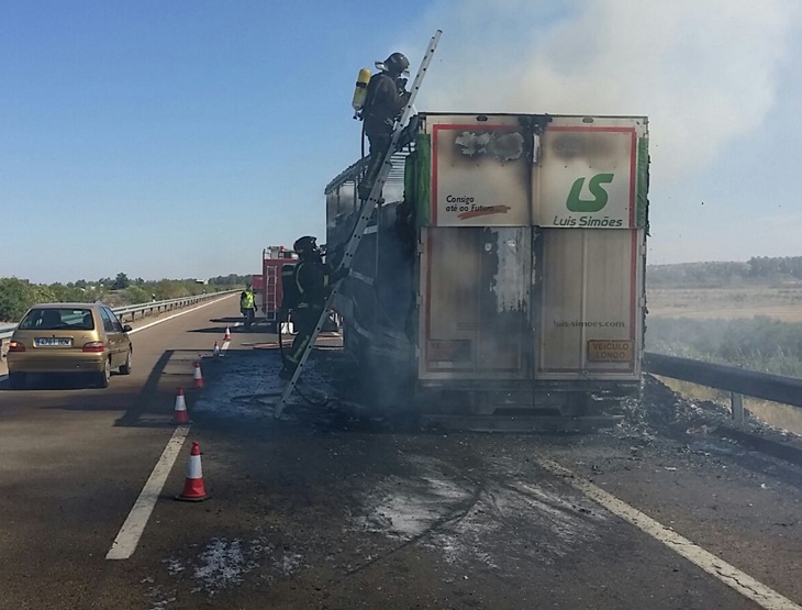 Un tráiler resulta calcinado mientras circulaba por la Autovía A5 en Badajoz