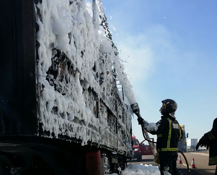 Un tráiler resulta calcinado mientras circulaba por la Autovía A5 en Badajoz