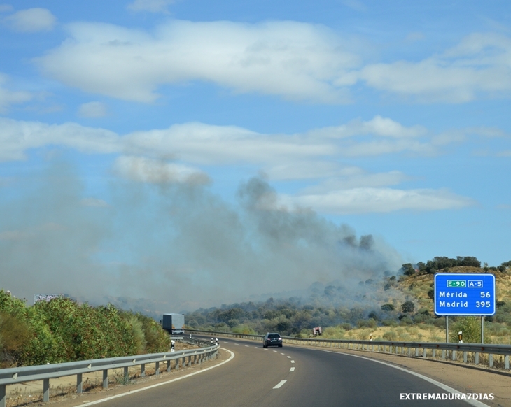 El viento intensifica un incendio cercano a Cerro Gordo (Badajoz)