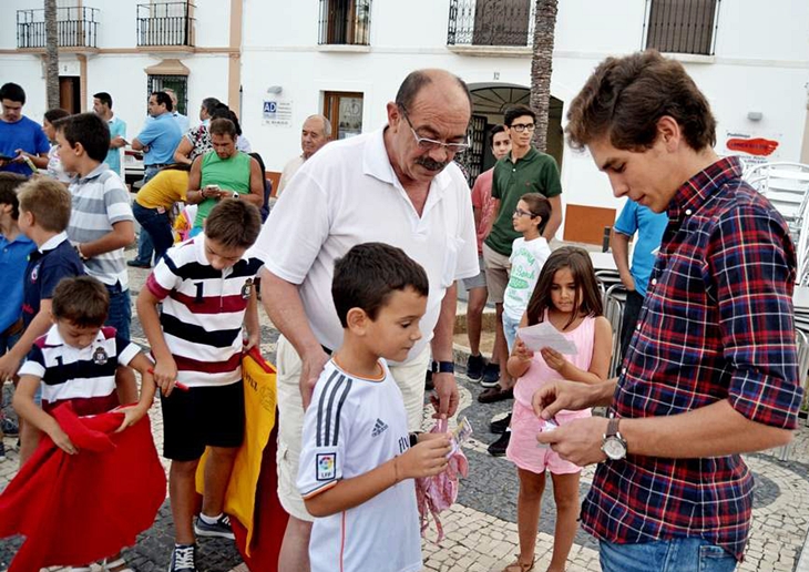 Ginés Marín con los niños en Olivenza