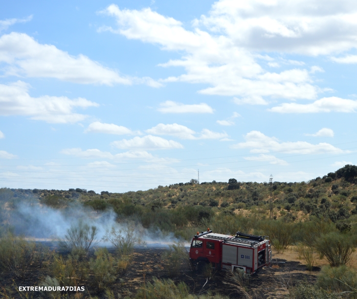 El viento intensifica un incendio cercano a Cerro Gordo (Badajoz)